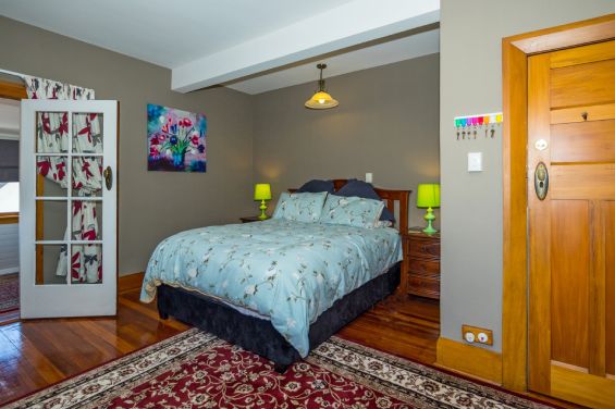 Wild Flower Room queen-size bed